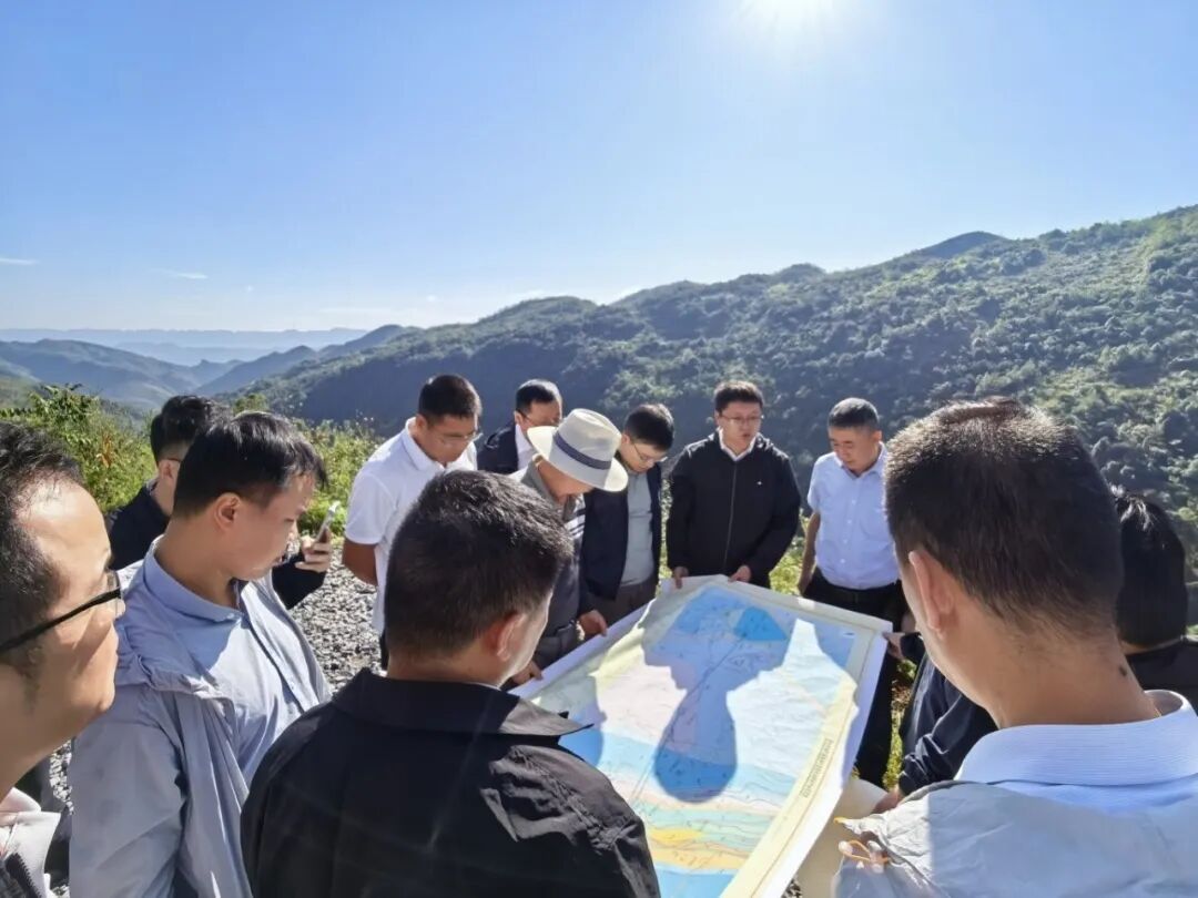 与会专家和代表现场查勘.jpg