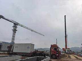 喜报！恒运新型混合储能示范电站首台储能电池舱顺利吊装就位