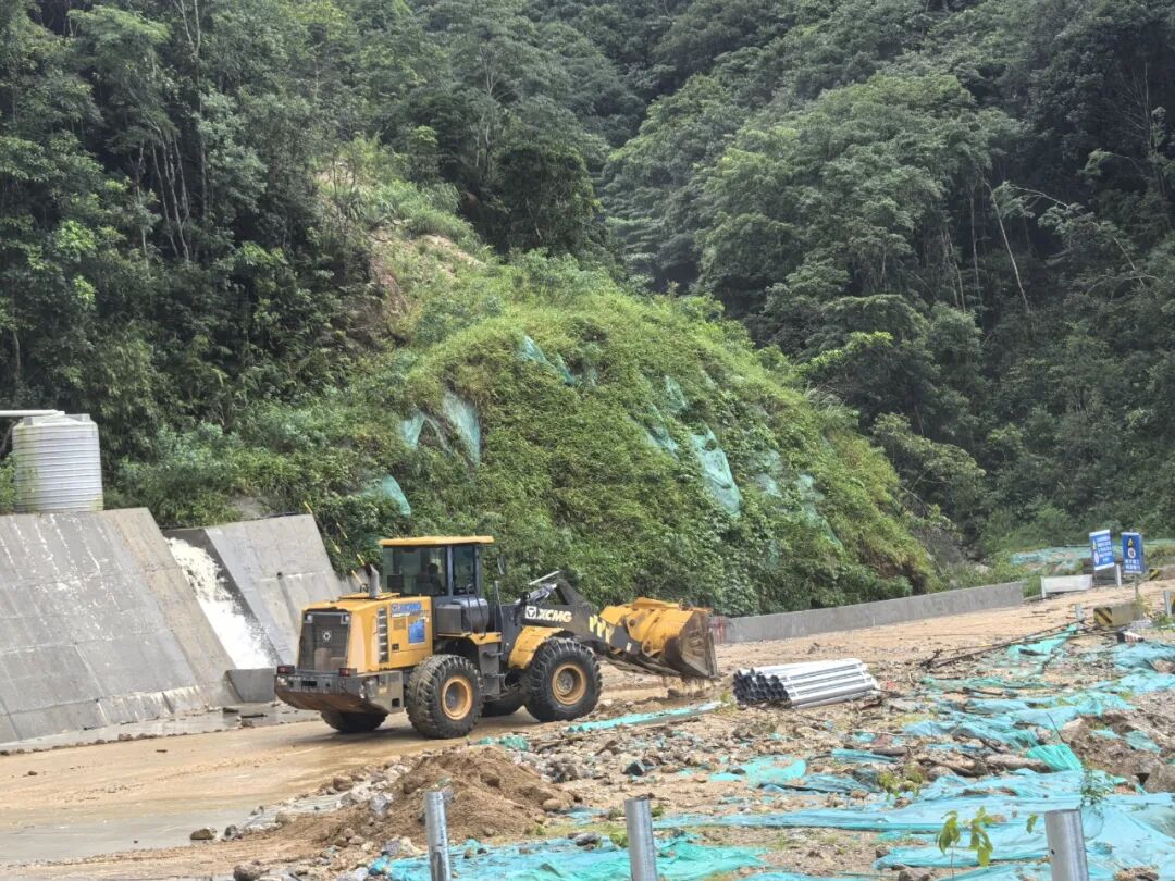 汛后装载机修复道路4.jpg