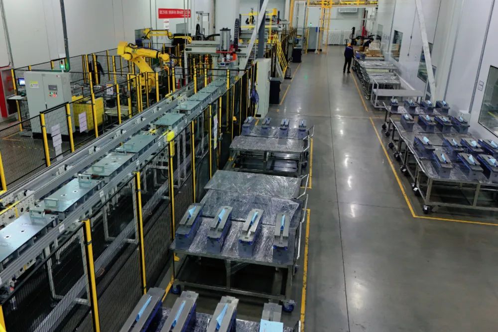 三一朔州硅片生产车间粘棒智能化生产线正在工作。受访单位供图