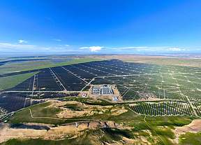 天合光能场景化解决方案典范: 风光储治沙融合绿电算力,科技赋能零碳未来 天合光能场景化解决方案典范: 风光储治沙融合绿电算力,科技赋能零碳未来