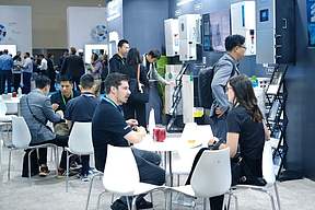 共襄盛举：RE+ 2025 大秦数能全场景储能解决方案闪耀“不夜城”