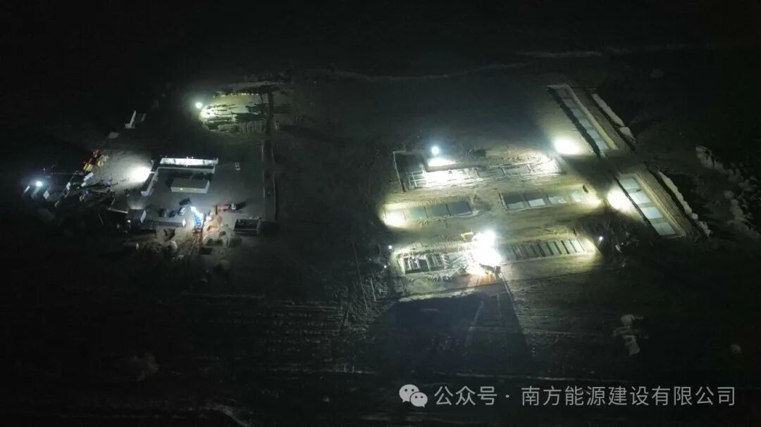 夜幕中的奥比施工现场1.jpg