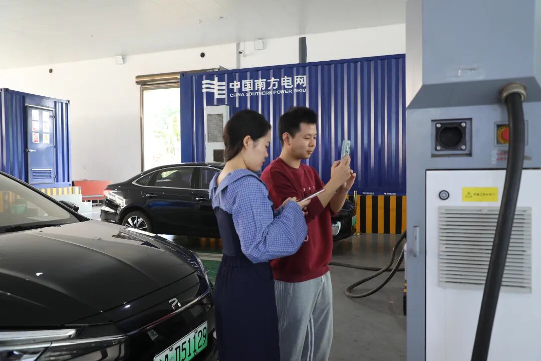 【海南】车网互动活动日,新能源汽车车主在海南充换电一张网示范基地为电车充电。(卢欣 摄).jpg
