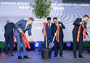 斯洛伐克国轩电池工厂盛大启幕 菲佐总理见证