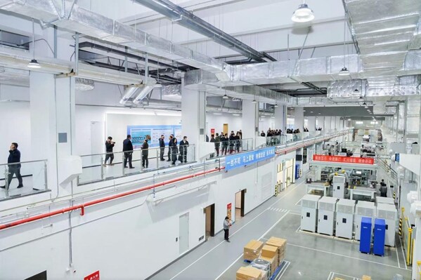 嘉宾及客户参观智能工厂