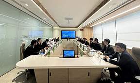 罗必雄与阿布扎比未来能源有限公司首席执行官穆罕默德·贾米尔·阿尔·拉玛希会谈并见证签约