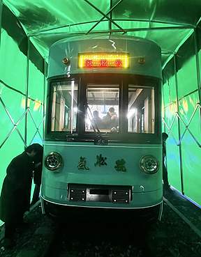 “氢凇号”氢能源观光列车首次静态亮相