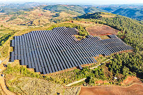 云南文山州两个光伏项目首批方阵并网发电