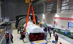 世界最大盐穴压缩空气储能项目透平发电机定子吊装就位
