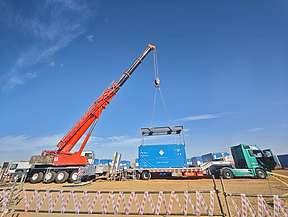 中国能建埃及阿比杜斯二期光储EPC工程联营体项目完成首台电池舱吊装