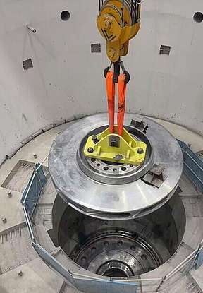 河南鲁山抽蓄电站2号机转轮吊装就位