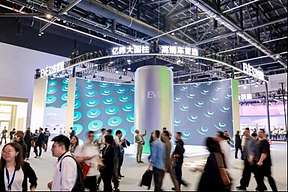 北京车展直击：6米“超级大圆柱”亮相，亿纬锂能成全球高端车企“必选项”