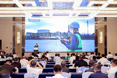 （图：TUV北德工业部石油天然气化工部总监高韦韦发表演讲）