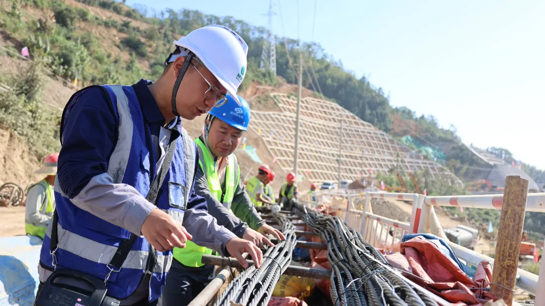 10月7日，国网新源湖北分公司通山电站项目部工程部员工在下水库一号堆积体边坡检查预应力锚索钢绞线制作质量。.jpg
