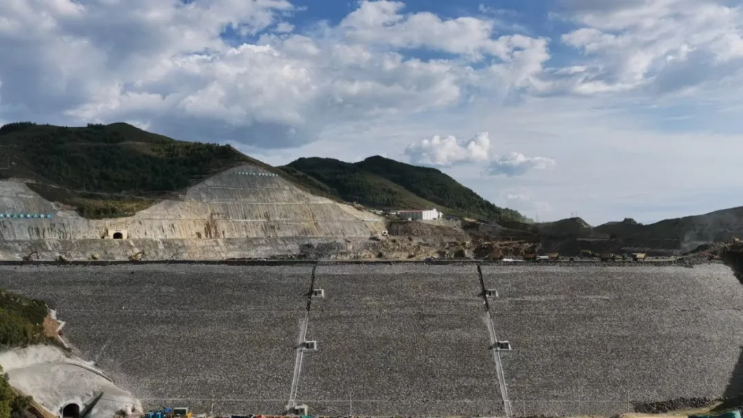 十一期间，国网新源山西浑源抽水蓄能电站工作人员坚守工程建设一线，上水库大坝施工有序运转。jpg.jpg
