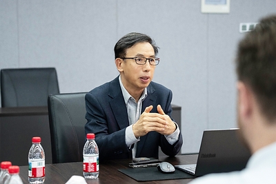 昱能科技董事长兼CEO凌志敏在座谈会上发言，介绍公司分布式光储业务及欧洲本地化布局