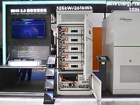 越过“彩钢瓦”山丘，华昱欣跑出“千里马”速度