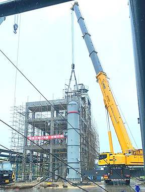 全球首套绿氢航煤千吨级中试装置 核心设备吊装成功